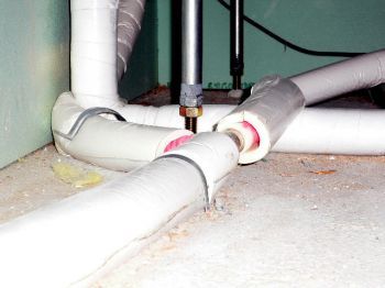 床下配管の保温巻き不足